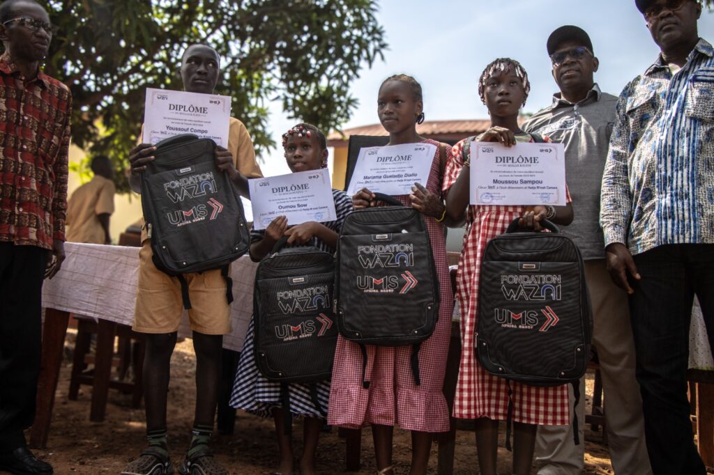 La Fondation Wazni et le Groupe UMS procèdent à la tournée de remise des diplômes et des kits scolaires dans les 12 écoles élémentaires qui ont bénéficié du programme annuel de maintenance .