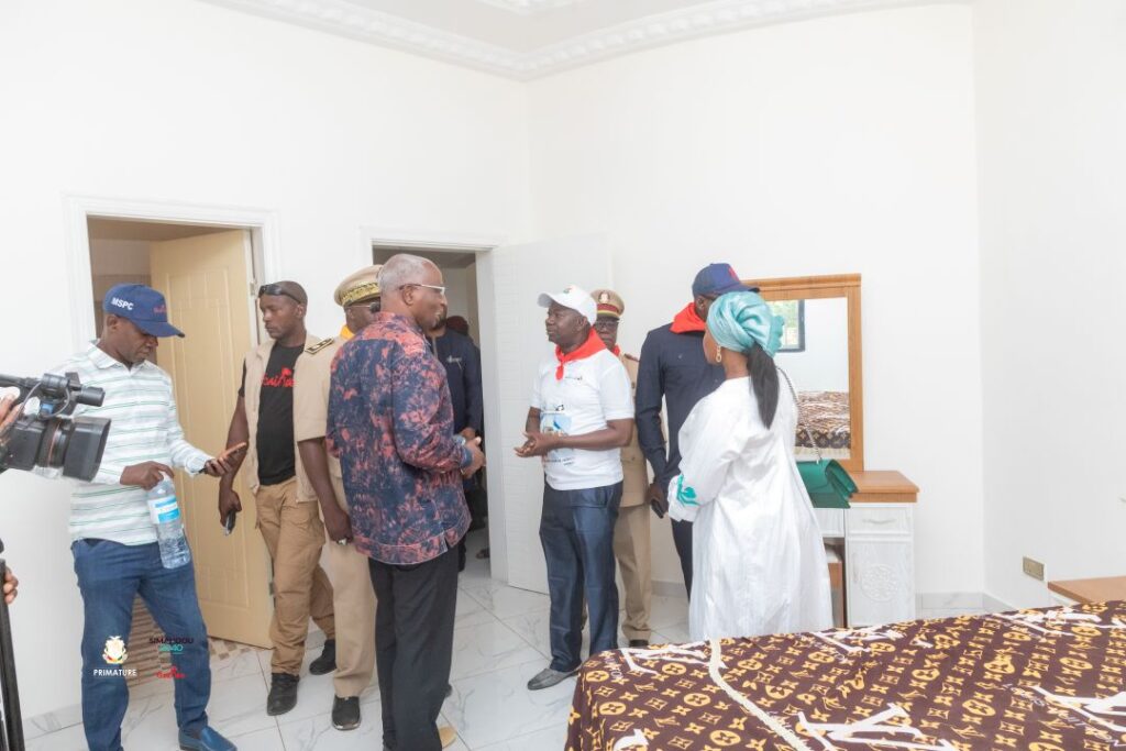 FARANAH : LA MISSION GOUVERNEMENTALE EVALUE L’AVANCEMENT DES TRAVAUX DU VILLAGE ARTISANAL ET INAUGURE LA CITE NIGER